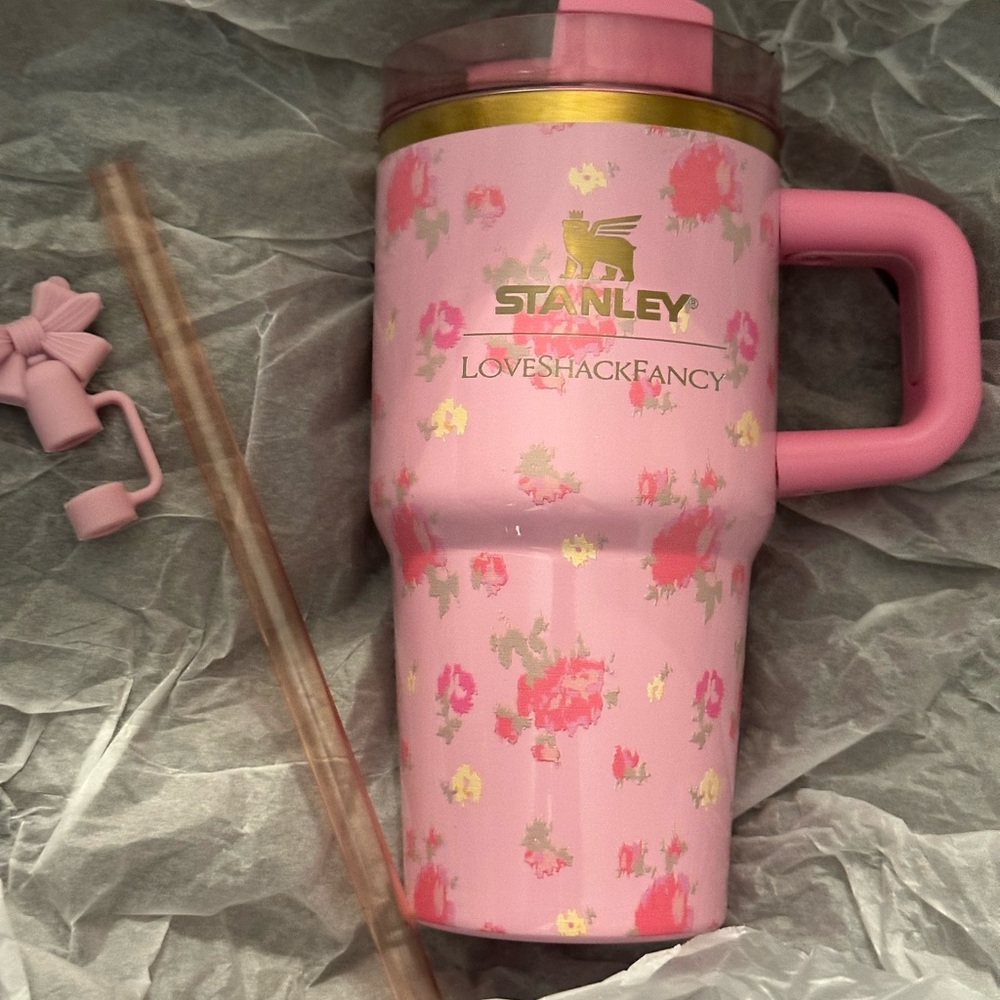 LoveShackFancy x Stanley collab
Stanley 1913 x Pink Floral 
20oz Tumbler Set